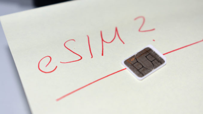 Neben den bekannten, wechselbaren SIM-Karten existiert als Alternative eine fest in mobile Endgeräte integrierte Variante - die eSIM. Die eSIM hat viele Vorteile, kommt aber auch mit einigen Nachteilen im Gepäck.