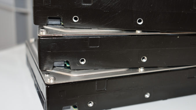 RAID-Speichersysteme bestehen aus mehreren Speicherelementen, wie diesen Festplatten. Zwei davon sind mindestens erforderlich. Die Steuerung und Verteilung der Daten übernimmt ein spezieller Controller.