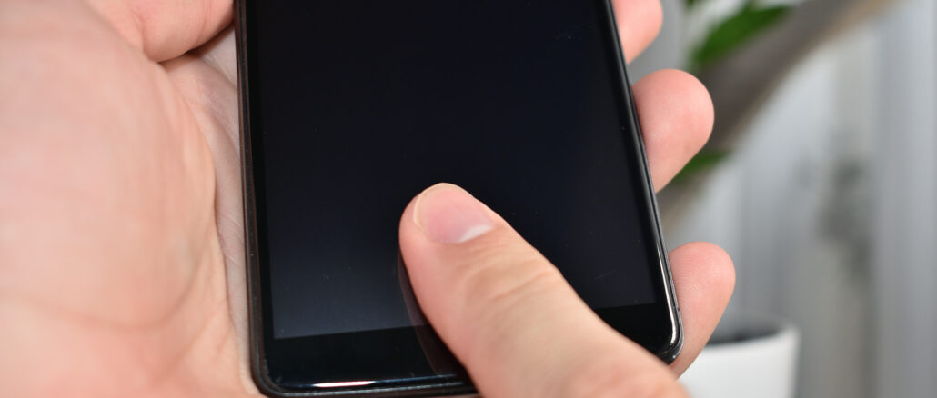 Das Smartphone mit Fingerabdruck zu entsperren, ist für viele Nutzer eine bequeme Möglichkeit. Aber wie sicher ist sie tatsächlich und welche Alternativen zur biometrischen Entsperrung sind verfügbar?